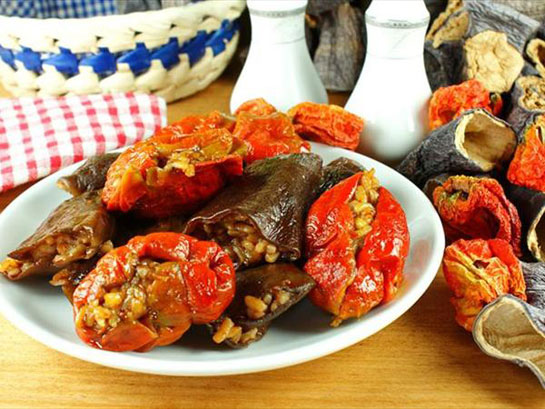 Zeytinyağlı Kuru Patlıcan Dolması Tarifi ve Malzemeleri